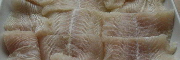 запеченный пангасиус под клюквенным соусом