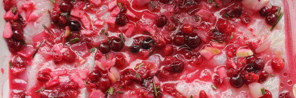 запеченный пангасиус под клюквенным соусом