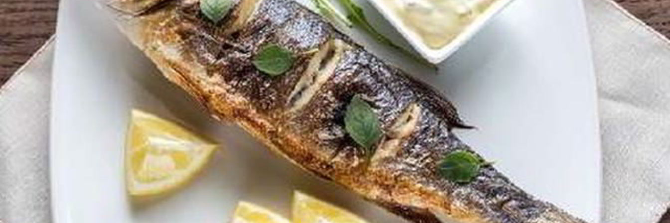 Жареная рыба с соусом айоли