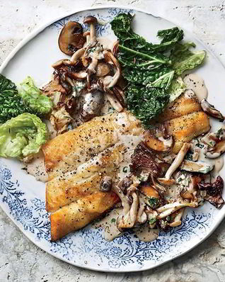 Жареный сиг с грибами в сметане