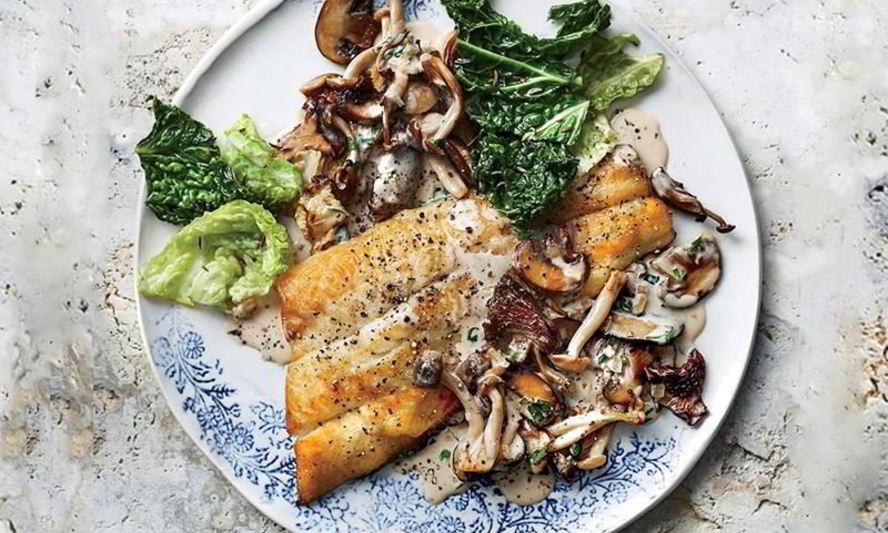 Рецепт жареного сига с грибами в сметане