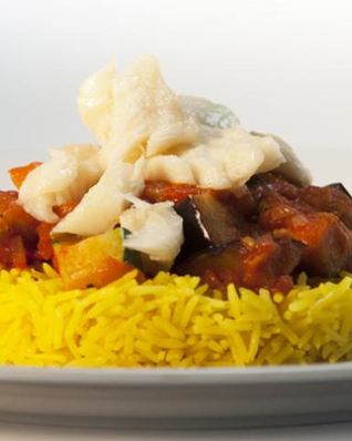 Зубатка с овощным соусом и желтым рисом