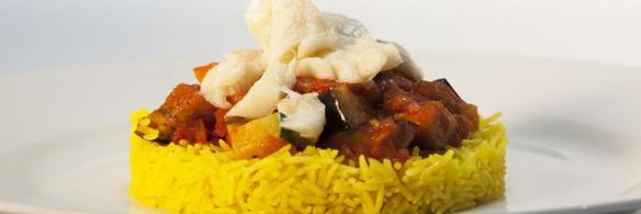 зубатка с овощным соусом и желтым рисом