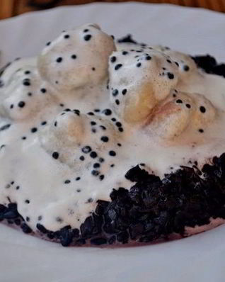 Рыбные клецки с черным рисом и сливочно-икорным соусом