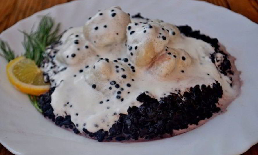 Рецепт рыбных клецек с черным рисом и сливочно-икорным соусом