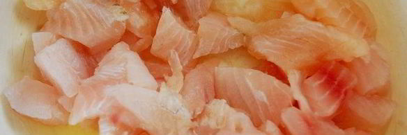 рыбные клецки с черным рисом и сливочно-икорным соусом