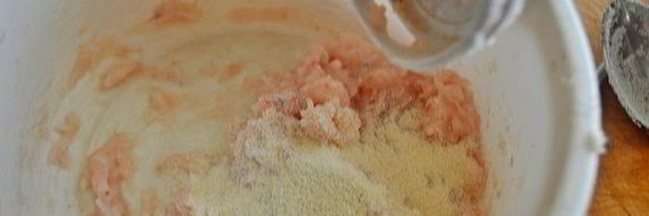 рыбные клецки с черным рисом и сливочно-икорным соусом