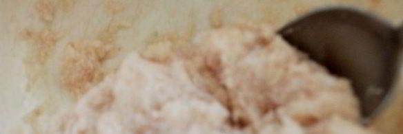 рыбные клецки с черным рисом и сливочно-икорным соусом