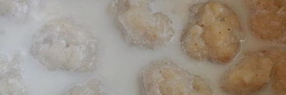 рыбные клецки с черным рисом и сливочно-икорным соусом