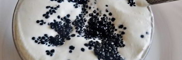 рыбные клецки с черным рисом и сливочно-икорным соусом