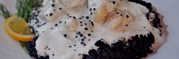 рыбные клецки с черным рисом и сливочно-икорным соусом