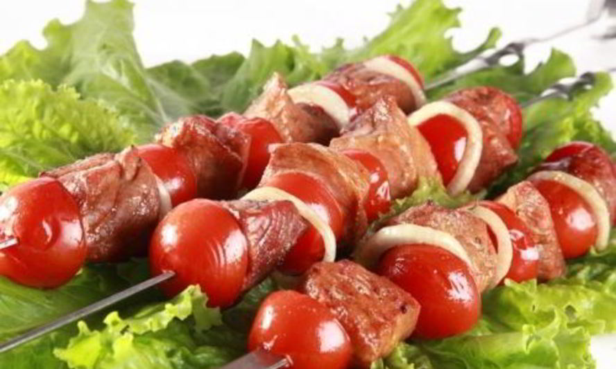 Рецепт классического шашлыка из свинины с помидорами и луком