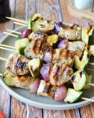 Куриный шашлык с луком и цуккини