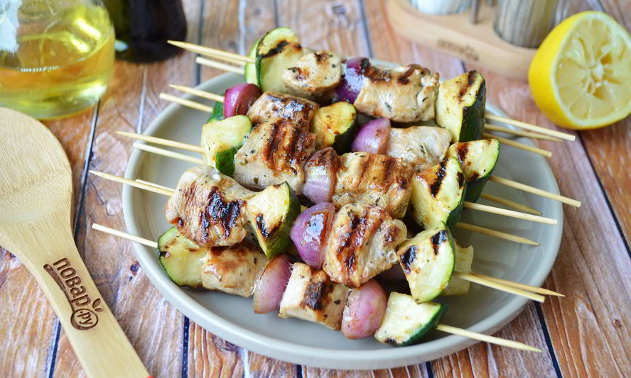 Рецепт куриного шашлыка с луком и цуккини