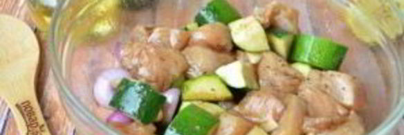 куриный шашлык с луком и цуккини
