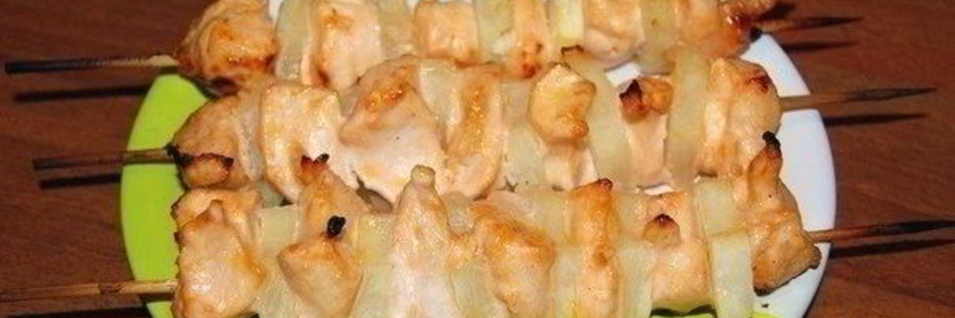 Куриные шашлычки с ананасами в духовке