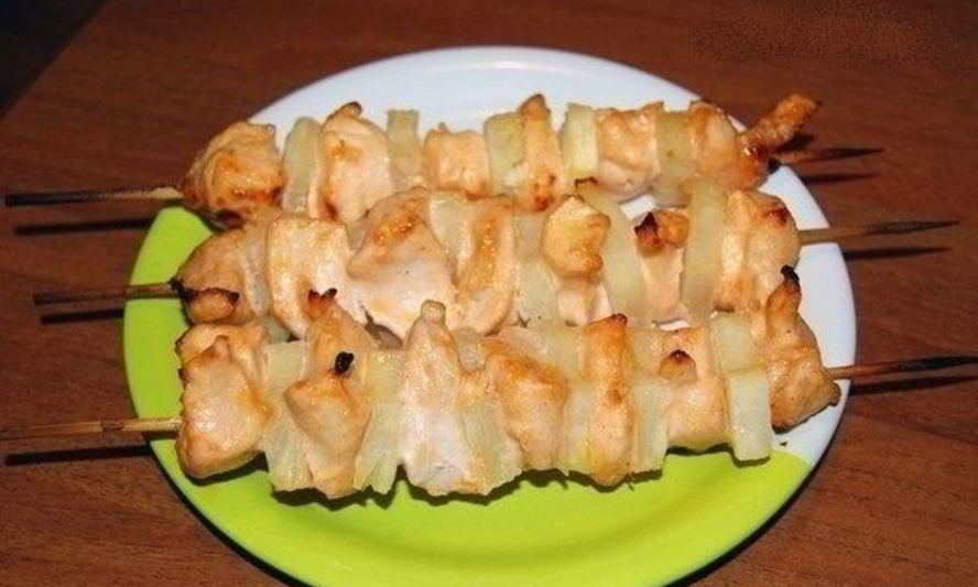 Рецепт куриных шашлычков с ананасами в духовке