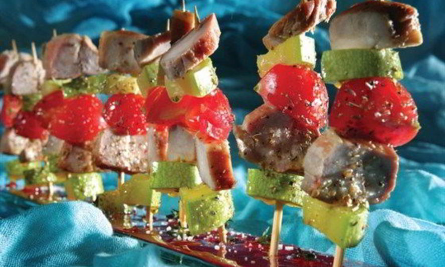 Рецепт мини-шашлыков из копченой свинины, помидоров черри и маринованных цукини