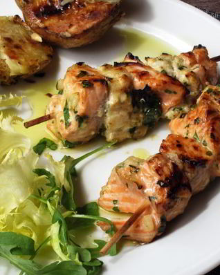 Разноцветный рыбный шашлык