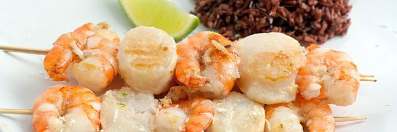 Шашлычки из гребешков и креветок