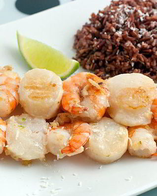 Шашлычки из гребешков и креветок