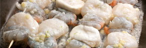 шашлычки из гребешков и креветок