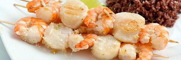 шашлычки из гребешков и креветок