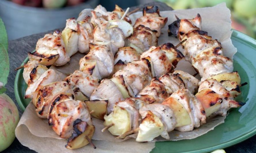 Рецепт шашлычков из куриной грудки с яблоком