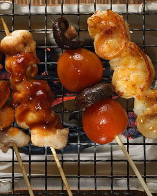 Шашлычки из курицы, креветок и овощей