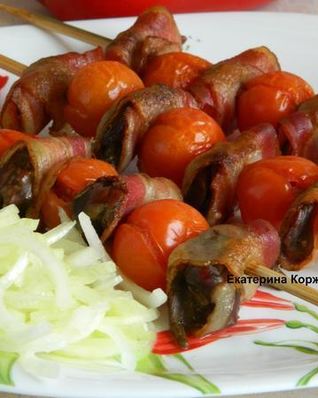 Шашлычки из печени с беконом и овощами