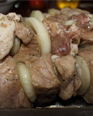 Шашлык из свинины, маринованный в водке с медом