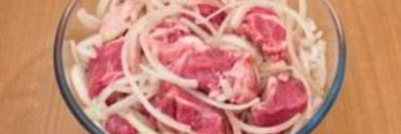 шашлык из свинины, маринованый в помидорах