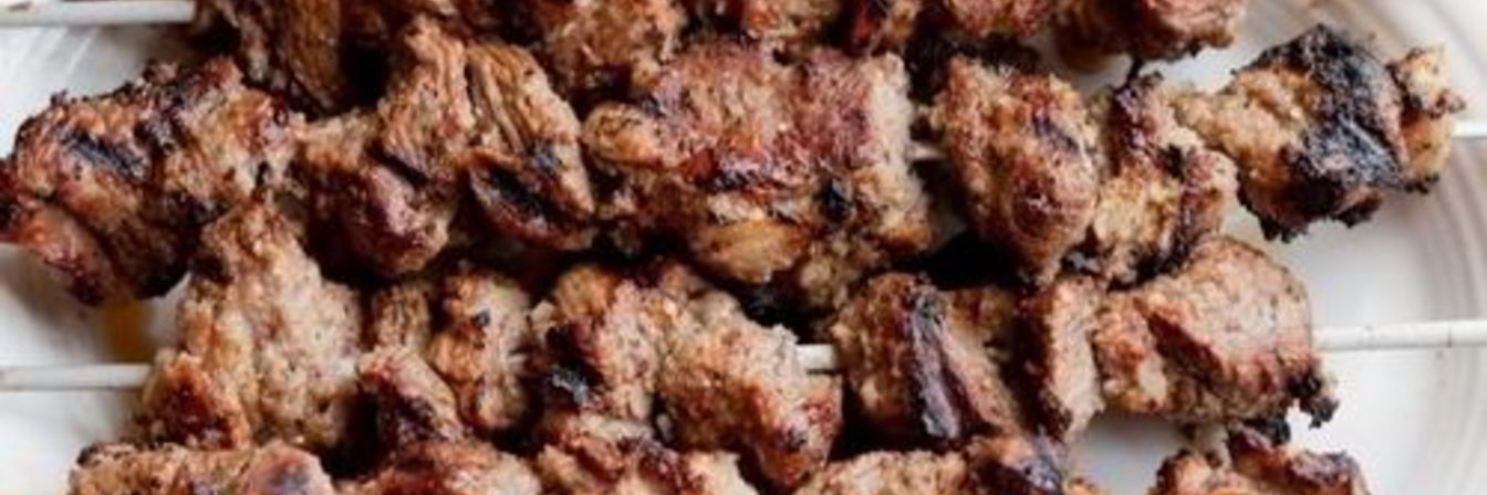 Шашлык из ягненка с лимонно-сырным соусом