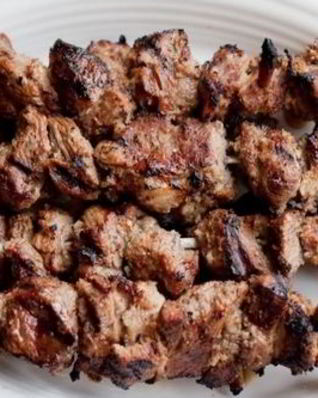 Шашлык из ягненка с лимонно-сырным соусом