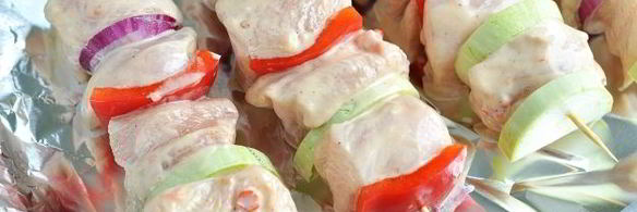 шашлык на кефире из куриного филе с овощами
