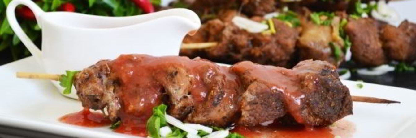 Шашлык в духовке в банке на шпажках