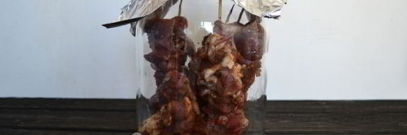 шашлык в духовке в банке на шпажках