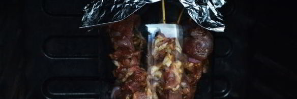 шашлык в духовке в банке на шпажках