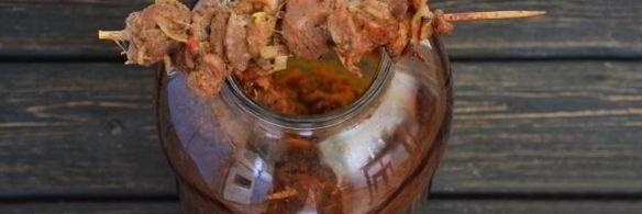 шашлык в духовке в банке на шпажках