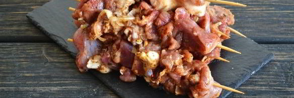 шашлык в духовке в банке на шпажках