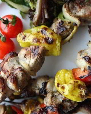 Шашлыки из гусиных грудок, бекона, лука и зеленого перца