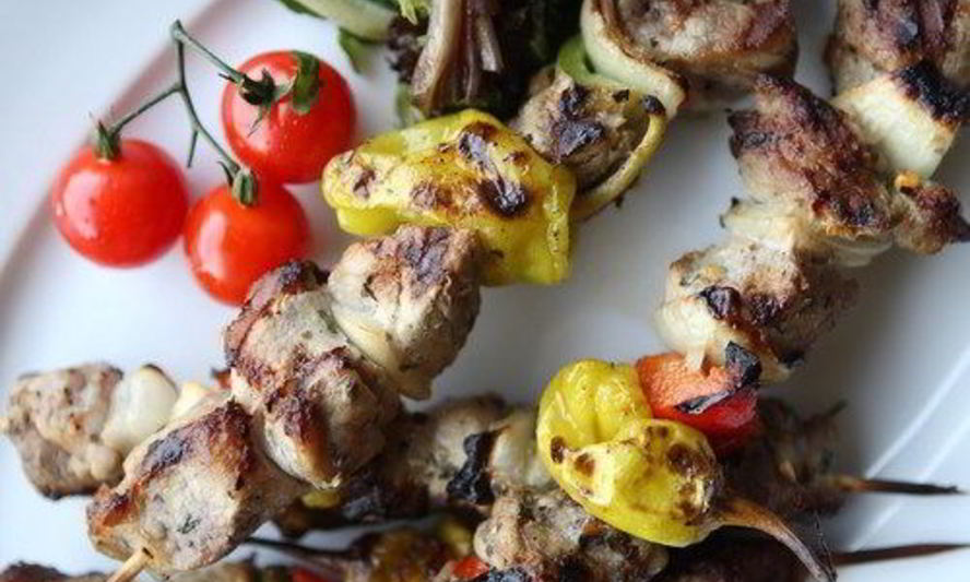 Рецепт шашлыков из гусиных грудок, бекона, лука и зеленого перца