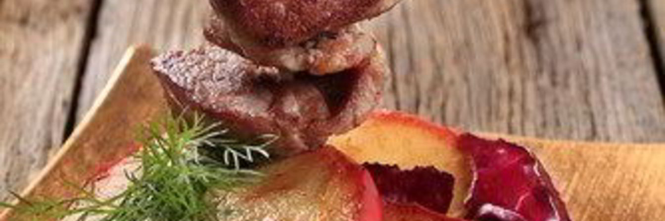 Свиной шашлык с яблоками и красным луком