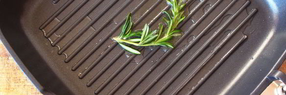 стейк из говядины на сковороде