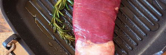 стейк из говядины на сковороде