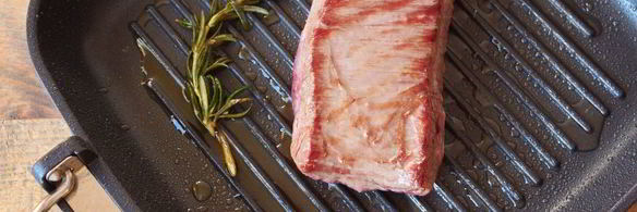 стейк из говядины на сковороде