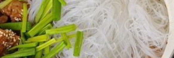 стеклянная лапша с курицей и овощами