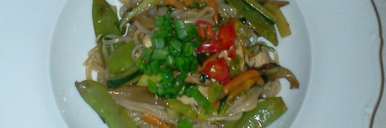 Тайская рисовая лапша с курицей и овощами