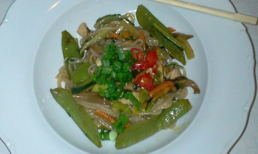 Рецепт тайской рисовой лапши с курицей и овощами