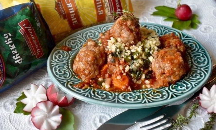 Рецепт домашних тефтелей в томатном соусе с зеленым булгуром
